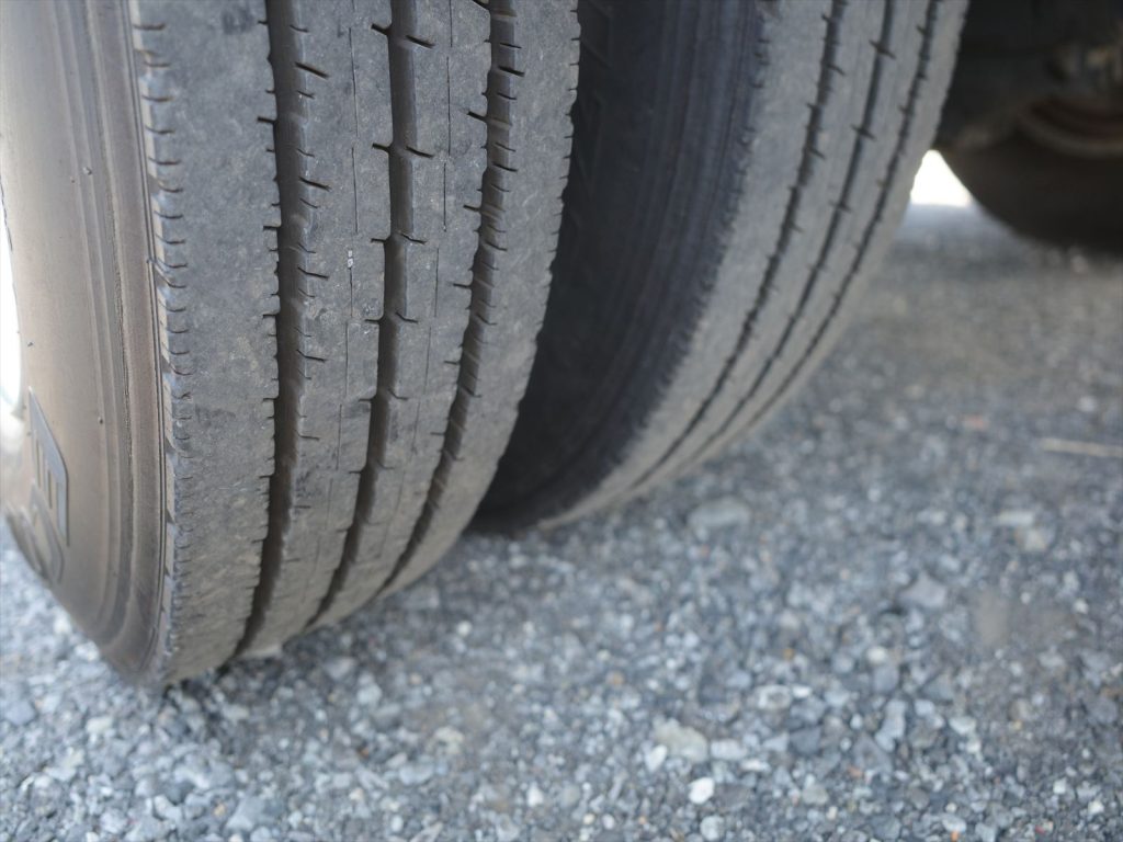 タイヤサイズは205/80R17.5 120--118LT タイヤ 溝残量フロント9mm リヤ8mm