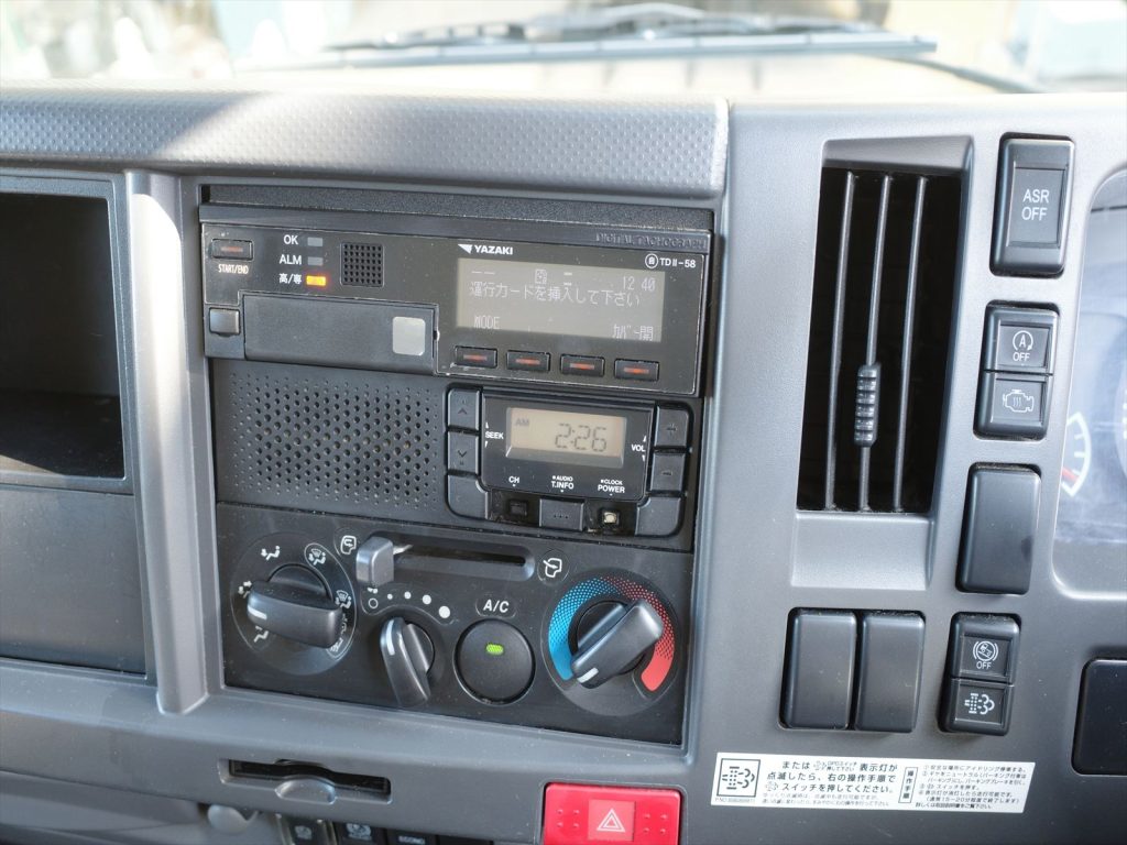 6速マニュアル3ペダル 　エアコン　パワステ　エアバッグ　パワーステアリング　ABS　坂道発進補助装置　ASR　アイドリングストップ