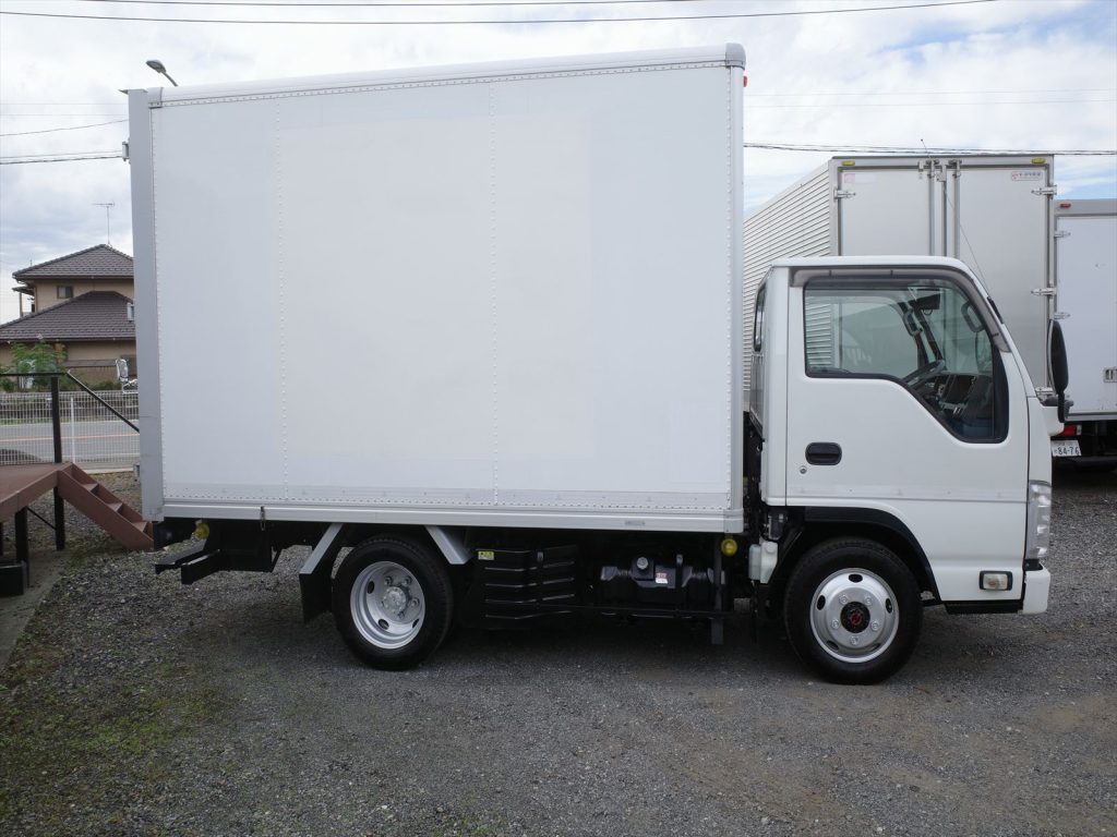 車体寸法 全長515cm 幅185cm 全高298cm