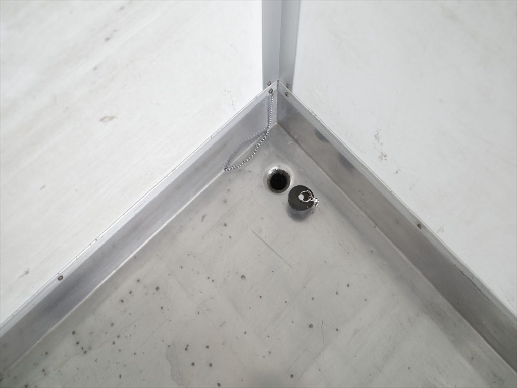 荷室内水抜き穴2個!