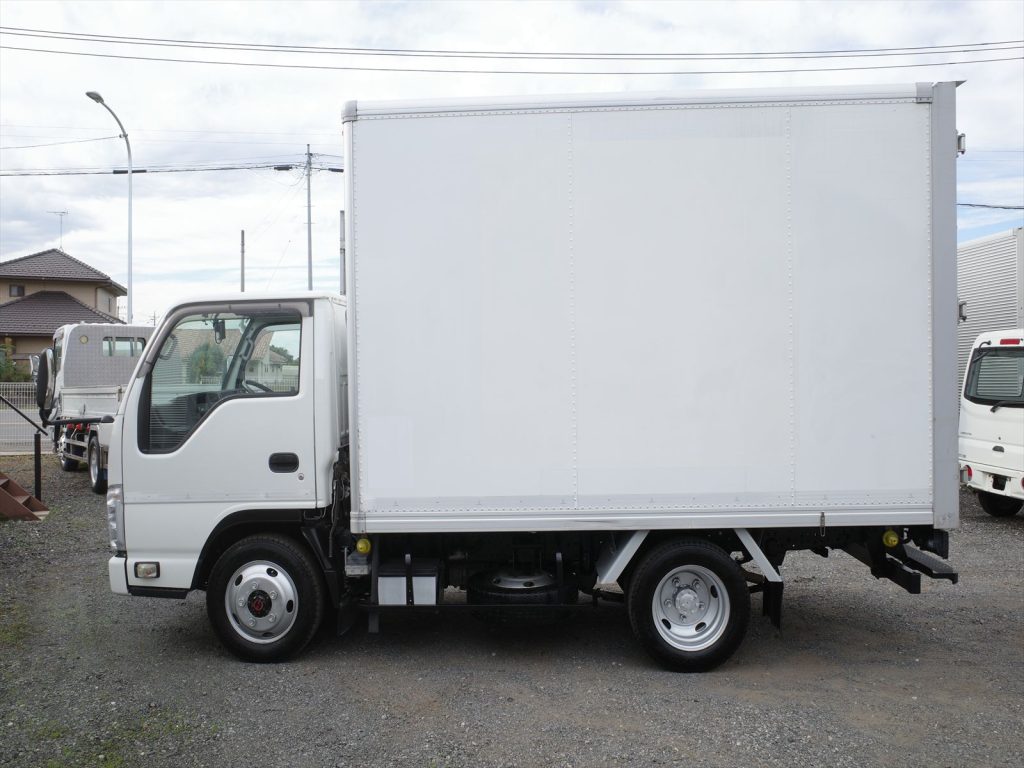 看板シールを消すため一部塗料とシールが貼られております。