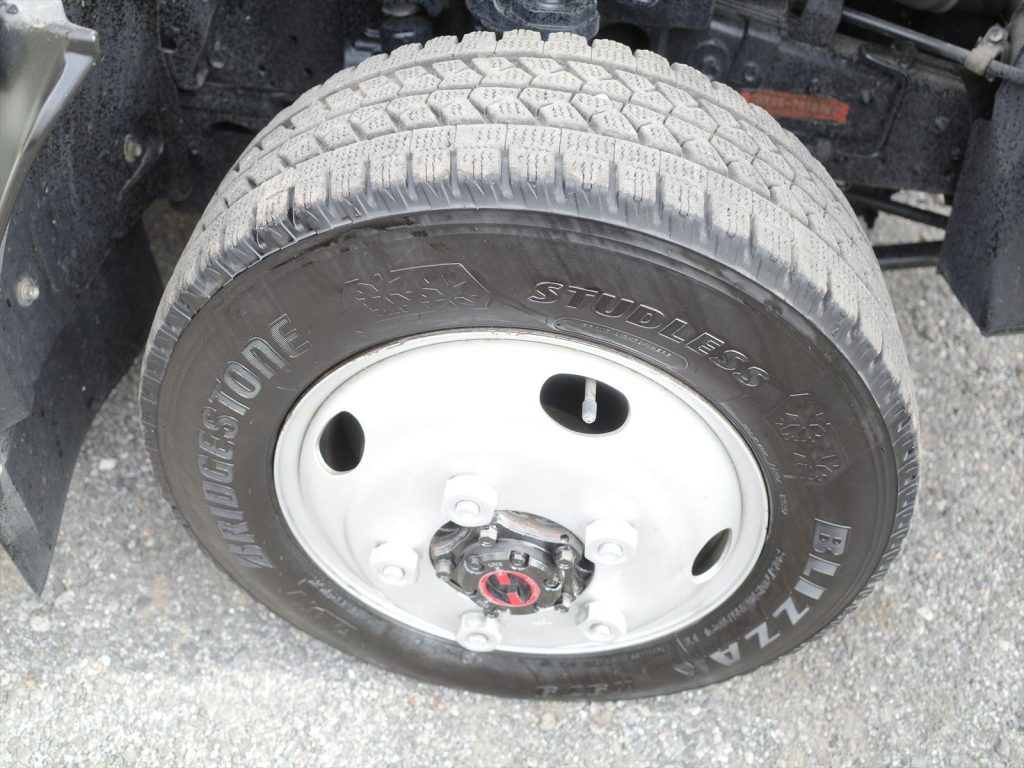 スタッドレスタイヤ装着中!
サイズは205/70R16 溝残量 フロント6mm リヤ7mm