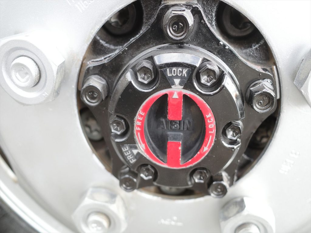 フリーハブ式 パートタイム4WD スイッチにて2駆と4駆の切り替えができます!切り替えができるので燃費も安心です!