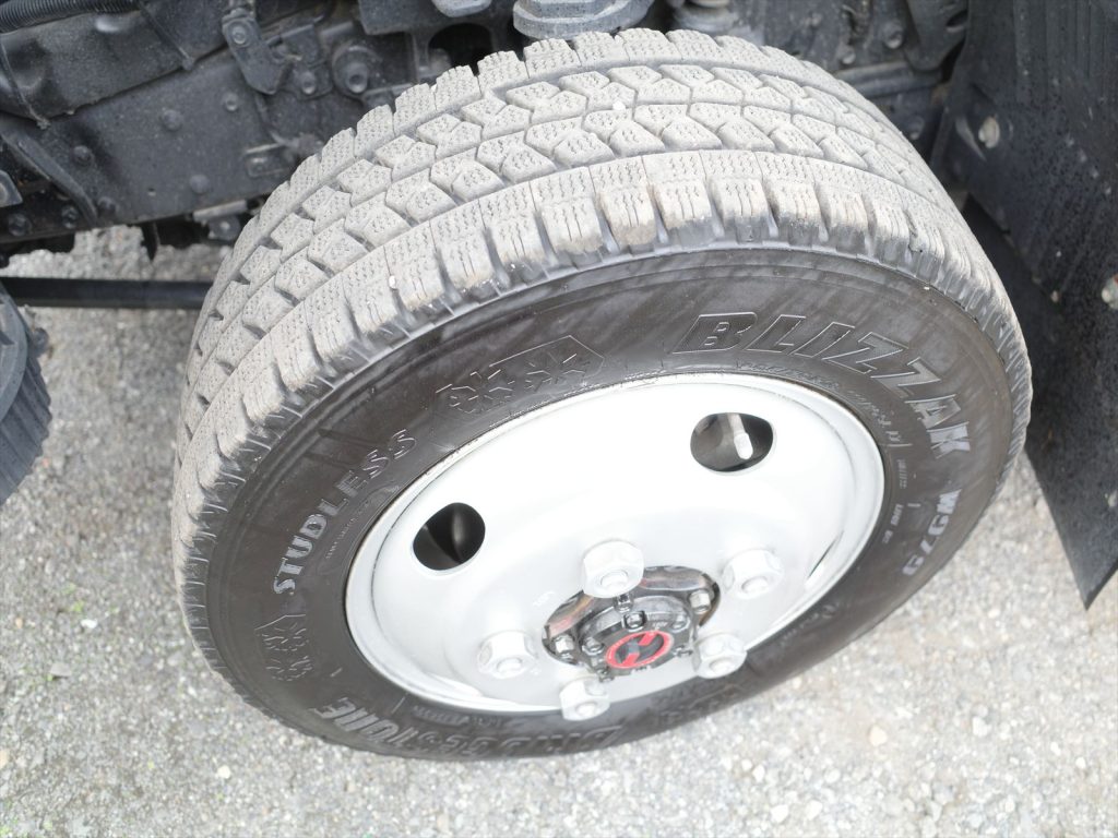 スタッドレスタイヤ装着中!
サイズは205/70R16 溝残量 フロント6mm リヤ7mm