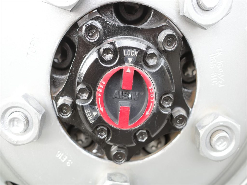 フリーハブ式 パートタイム4WD スイッチにて2駆と4駆の切り替えができます!切り替えができるので燃費も安心です!