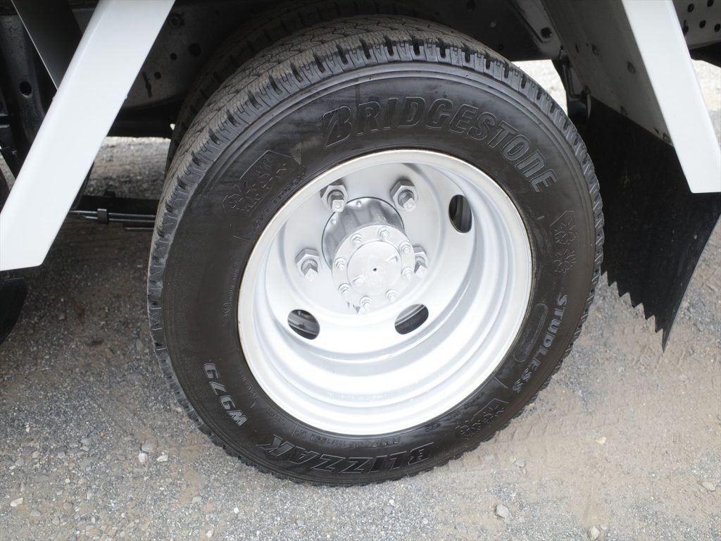 スタッドレスタイヤ装着中!
サイズは205/70R16 溝残量 フロント6mm リヤ7mm