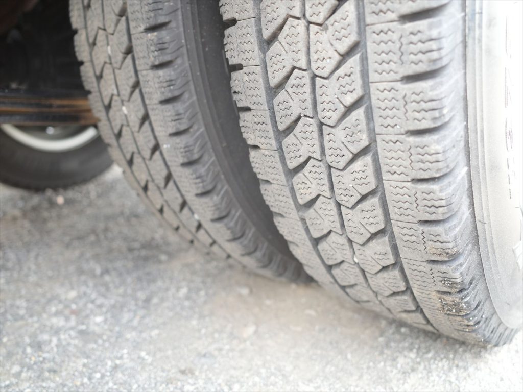 スタッドレスタイヤ装着中!
サイズは205/70R16 溝残量 フロント6mm リヤ7mm