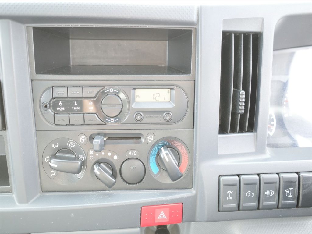 オートマ車 エアコン エアバッグ パワーウインドウ キーレス
アイドリングストップ パワステ ABS 左側電動格納ミラーも装備されております!
外装、内装もとてもきれいなお車です!