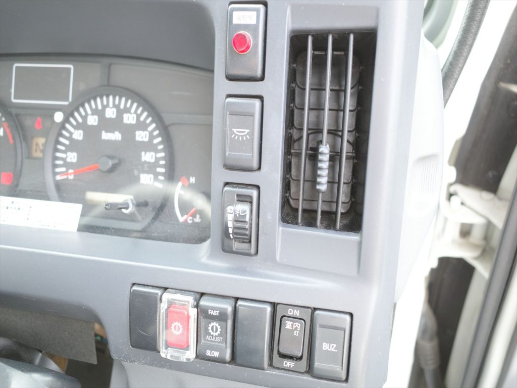 オートマ車 エアコン エアバッグ パワーウインドウ キーレス
アイドリングストップ パワステ ABS 左側電動格納ミラーも装備されております!
外装、内装もとてもきれいなお車です!