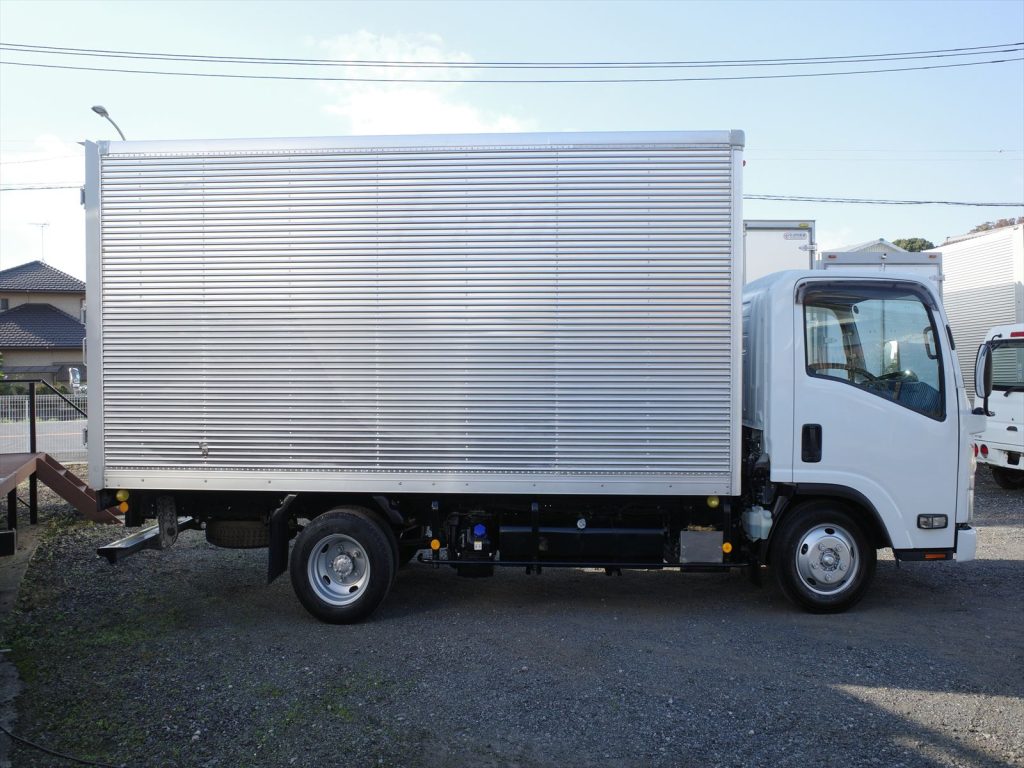 車両寸法 全長631cm 全幅190cm 全高307cm