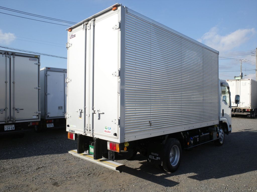 車両寸法 全長631cm 全幅190cm 全高307cm