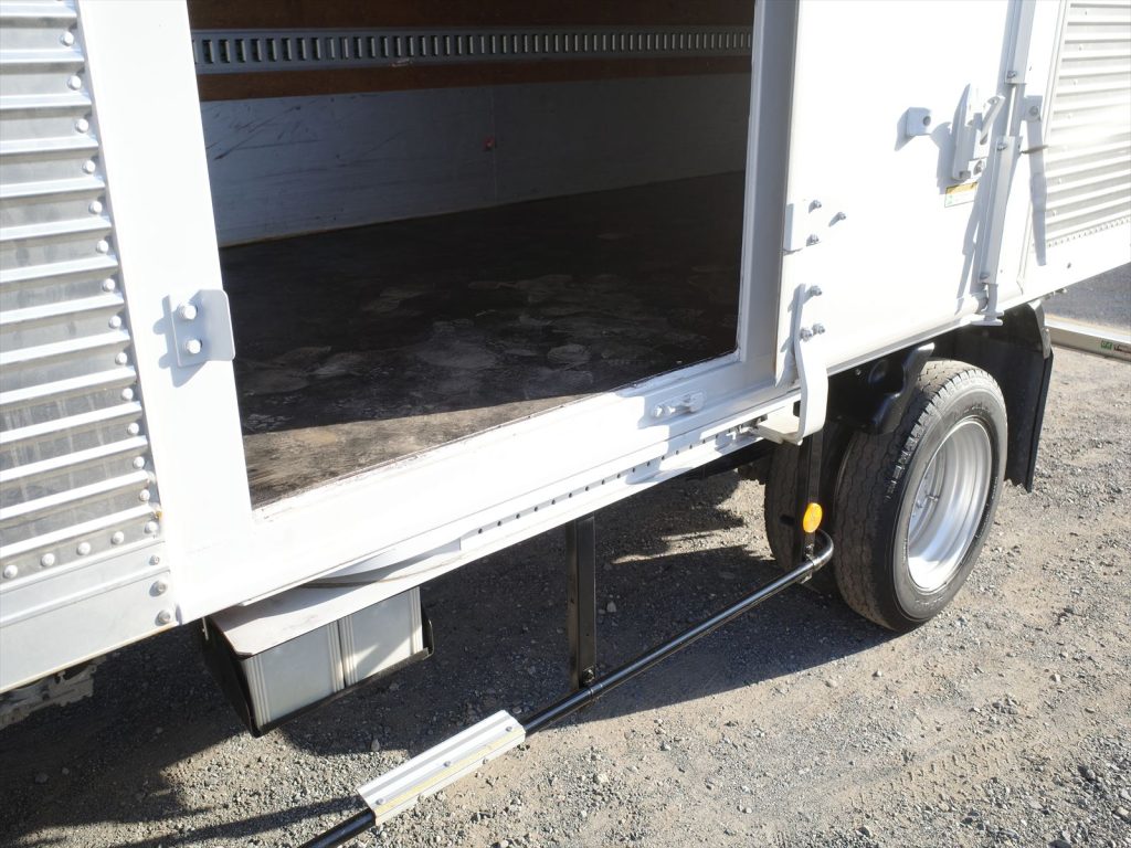 助手席側サイドドアも装備