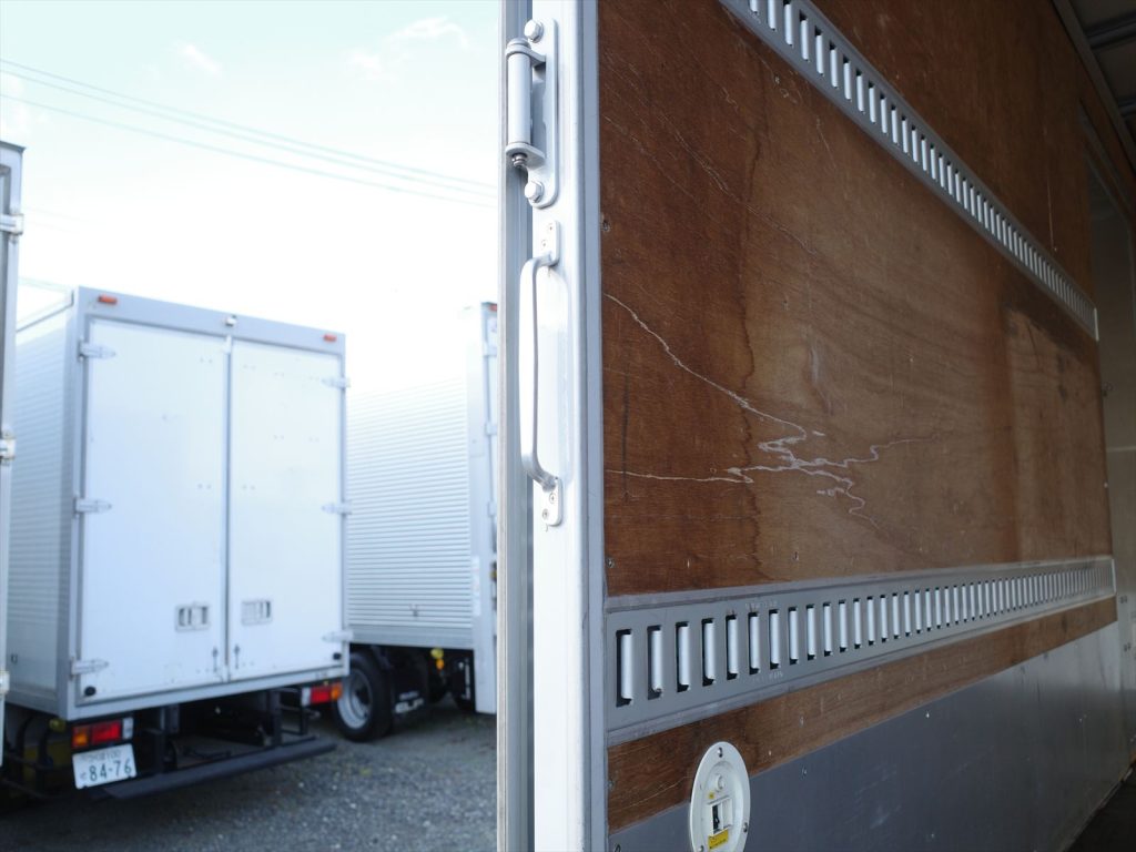 荷室に上がるときに便利なグリップも付いてます!