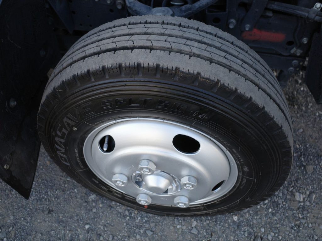 タイヤサイズは185/85R16 溝残量 フロント9mm リヤ3mm