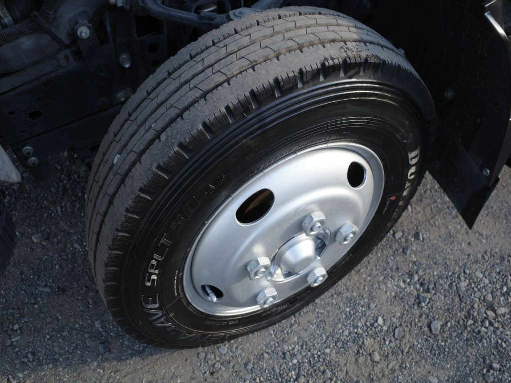 タイヤサイズは185/85R16 溝残量 フロント9mm リヤ3mm