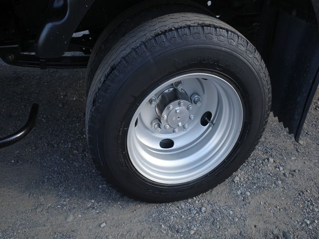 タイヤサイズは185/85R16 溝残量 フロント9mm リヤ3mm