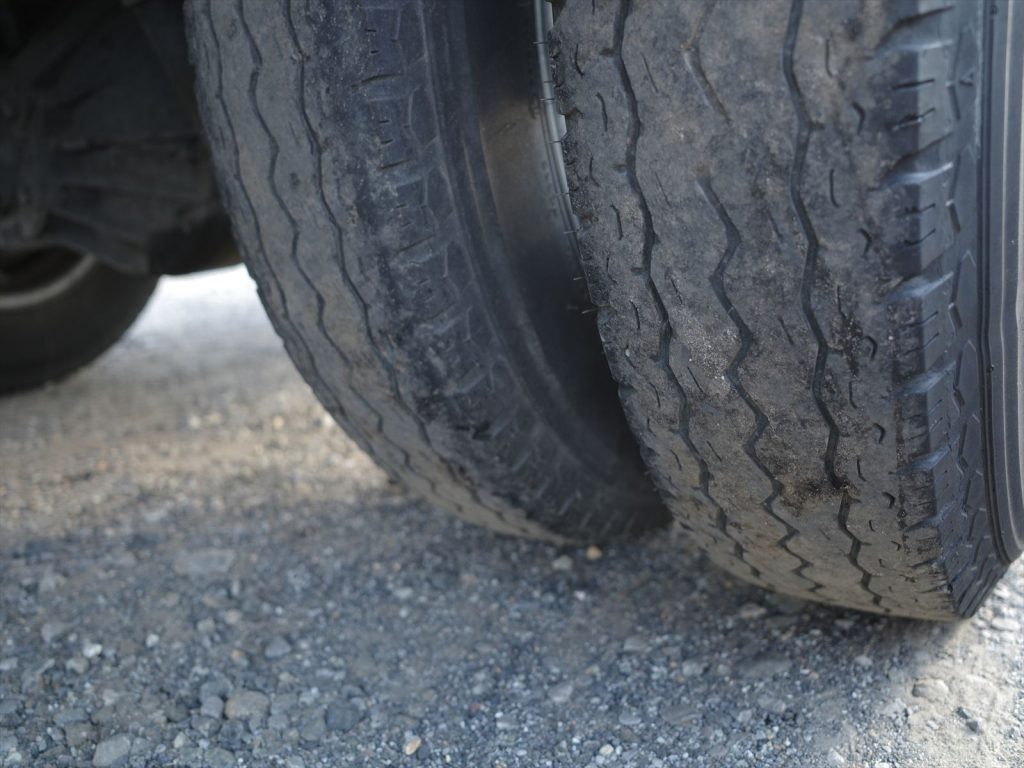 タイヤサイズは185/85R16 溝残量 フロント9mm リヤ3mm