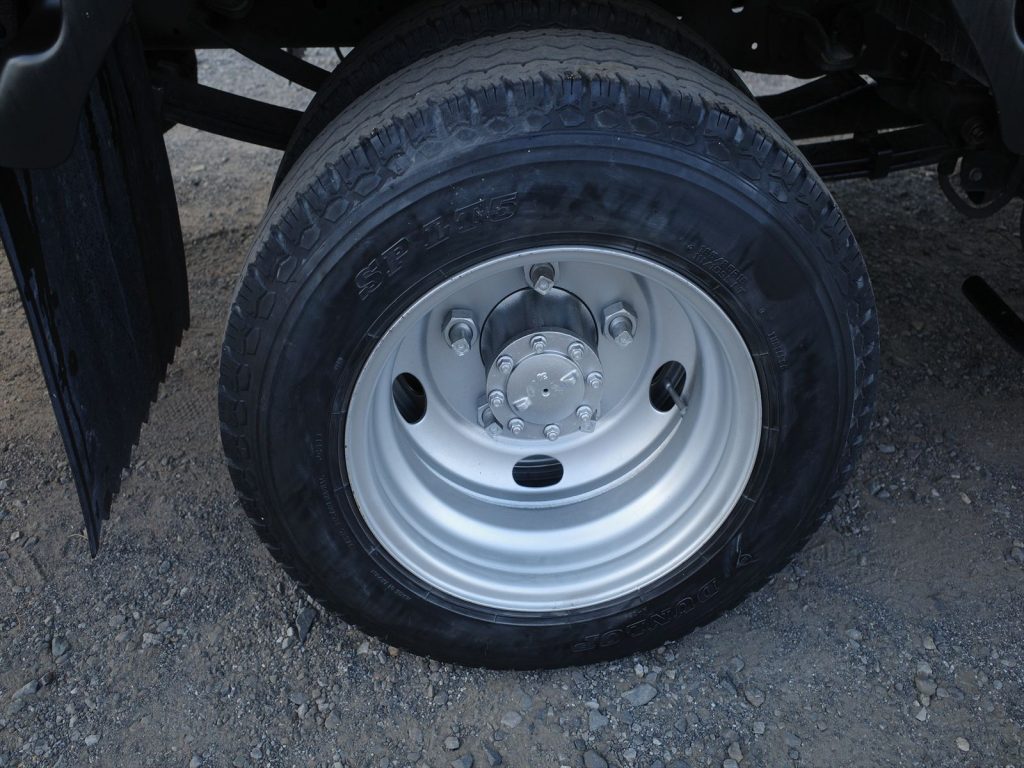 タイヤサイズは185/85R16 溝残量 フロント9mm リヤ3mm