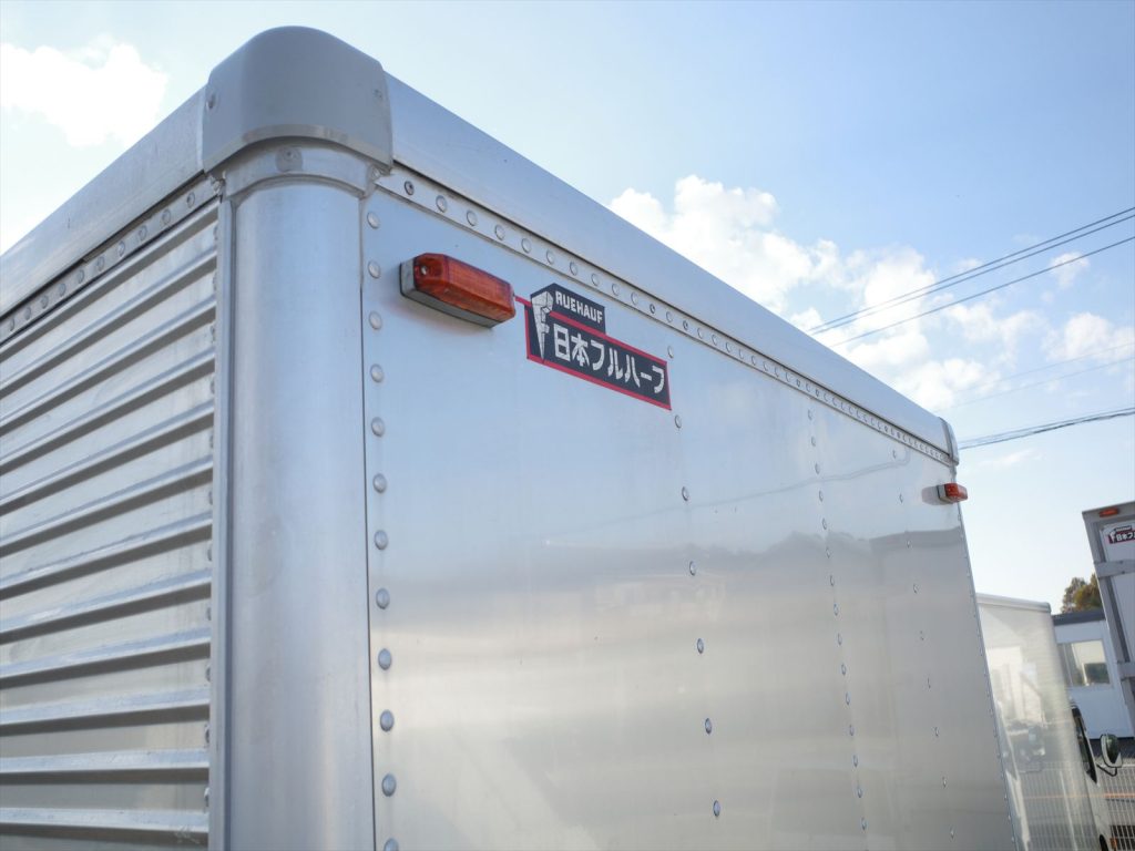 アルミバン フロント側修正跡あります。とてもきれいに仕上がってます! 見た目ほとんど分かりません。