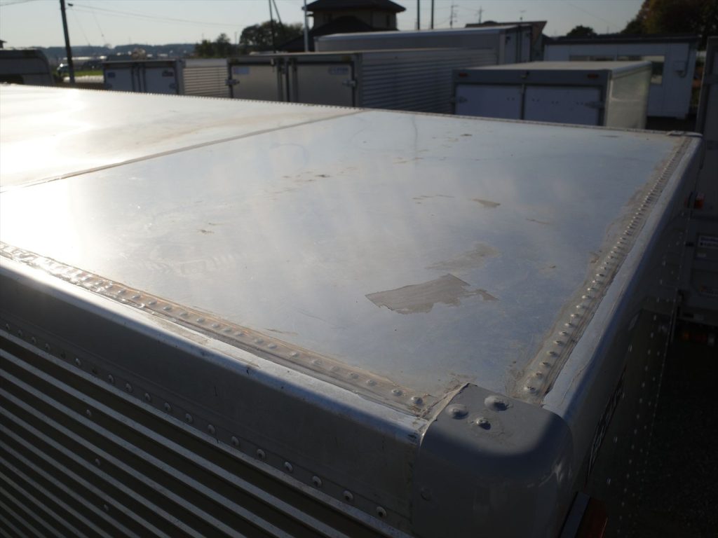 アルミバン フロント側修正跡あります。とてもきれいに仕上がってます! 見た目ほとんど分かりません。