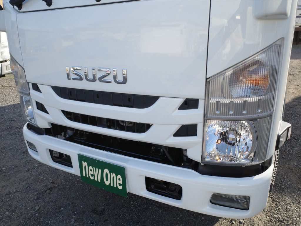 キャビン元々運送屋カラーの緑色を白色に全塗装仕上げしてあります!とてもきれいです!