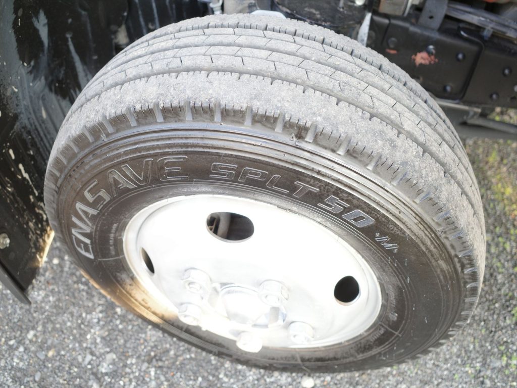 タイヤサイズ 195/85R16 溝残量フロント8mm リヤ8mm 状態良好です!