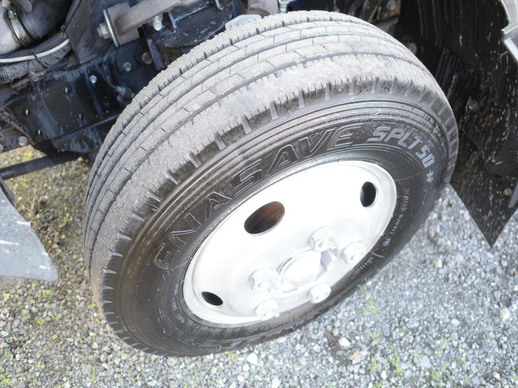 タイヤサイズ 195/85R16 溝残量フロント8mm リヤ8mm 状態良好です!