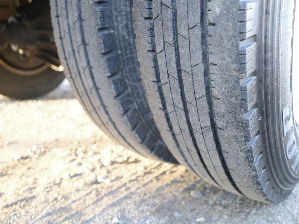 タイヤサイズ 195/85R16 溝残量フロント8mm リヤ8mm 状態良好です!