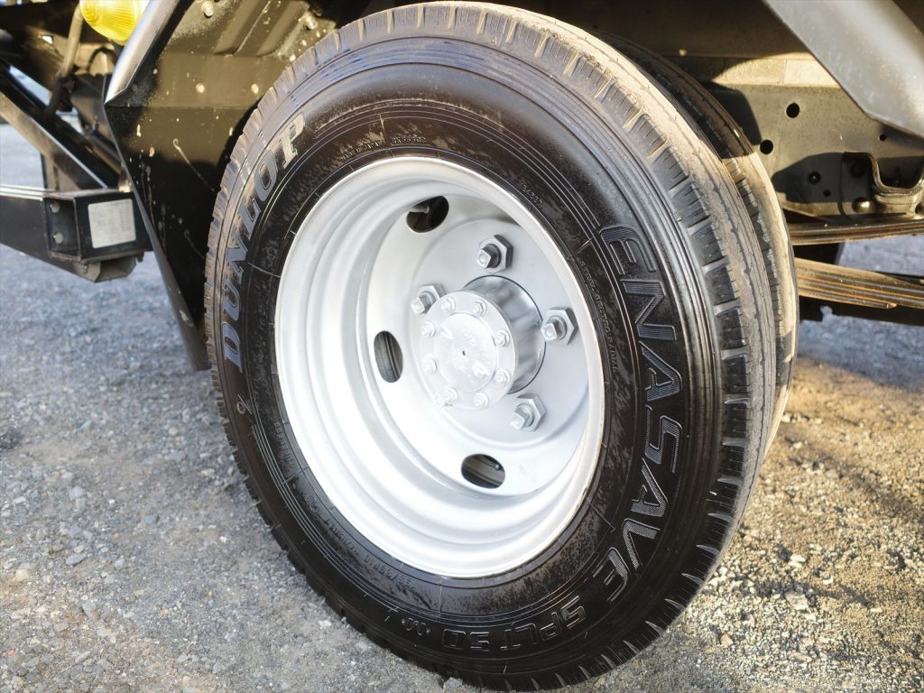 タイヤサイズ 195/85R16 溝残量フロント8mm リヤ8mm 状態良好です!