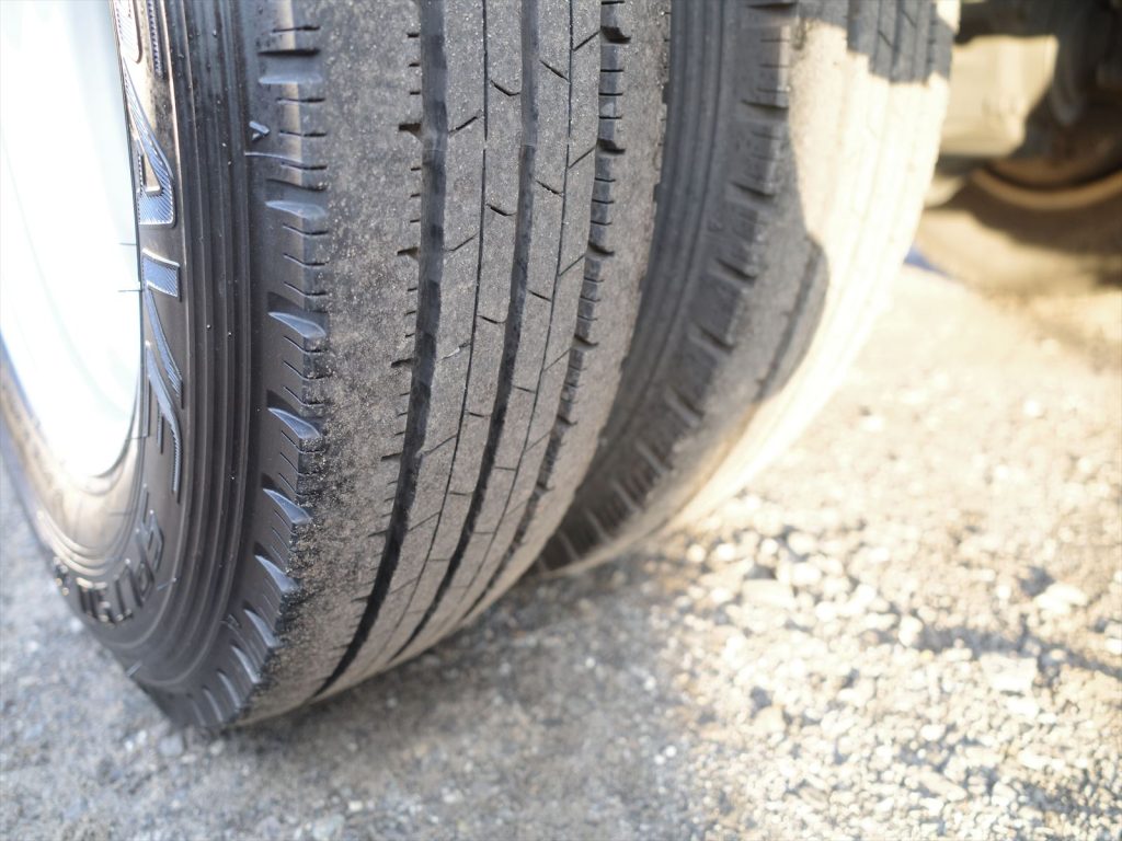 タイヤサイズ 195/85R16 溝残量フロント8mm リヤ8mm 状態良好です!