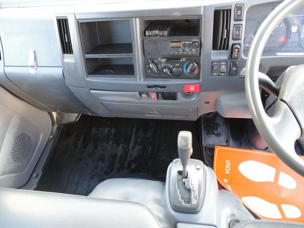 6速オートマ エアコン パワステ パワーウインドウ キーレス ABS エアバッグ バックカメラも装備されております!