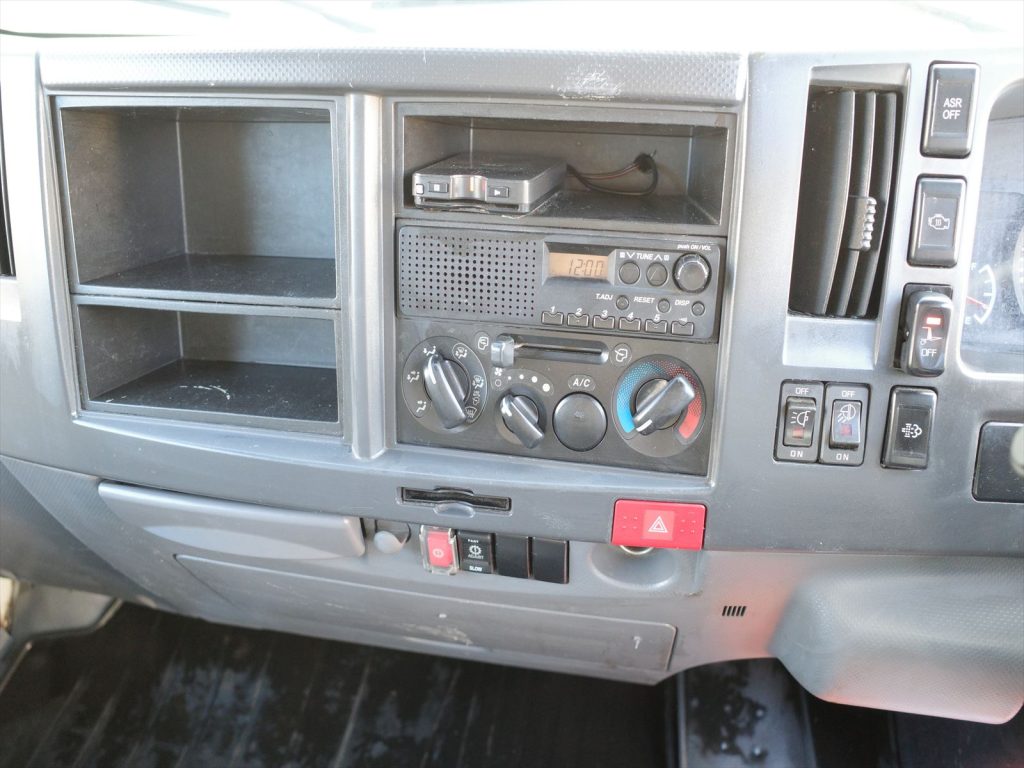 6速オートマ エアコン パワステ パワーウインドウ キーレス ABS エアバッグ バックカメラも装備されております!