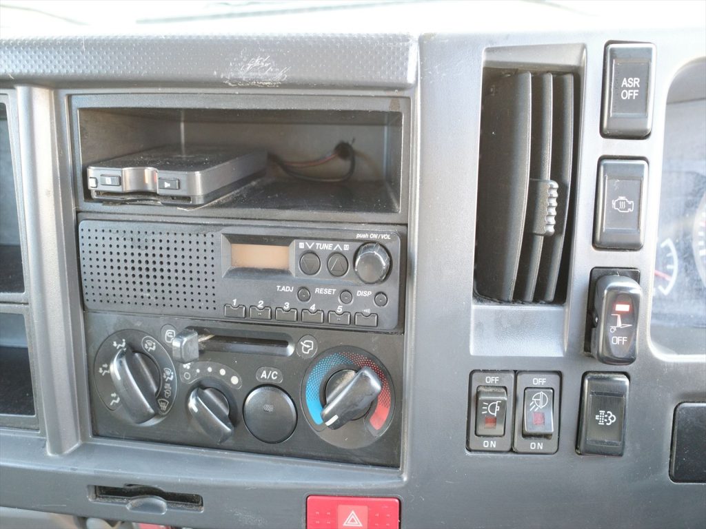 6速オートマ エアコン パワステ パワーウインドウ キーレス ABS エアバッグ バックカメラも装備されております!