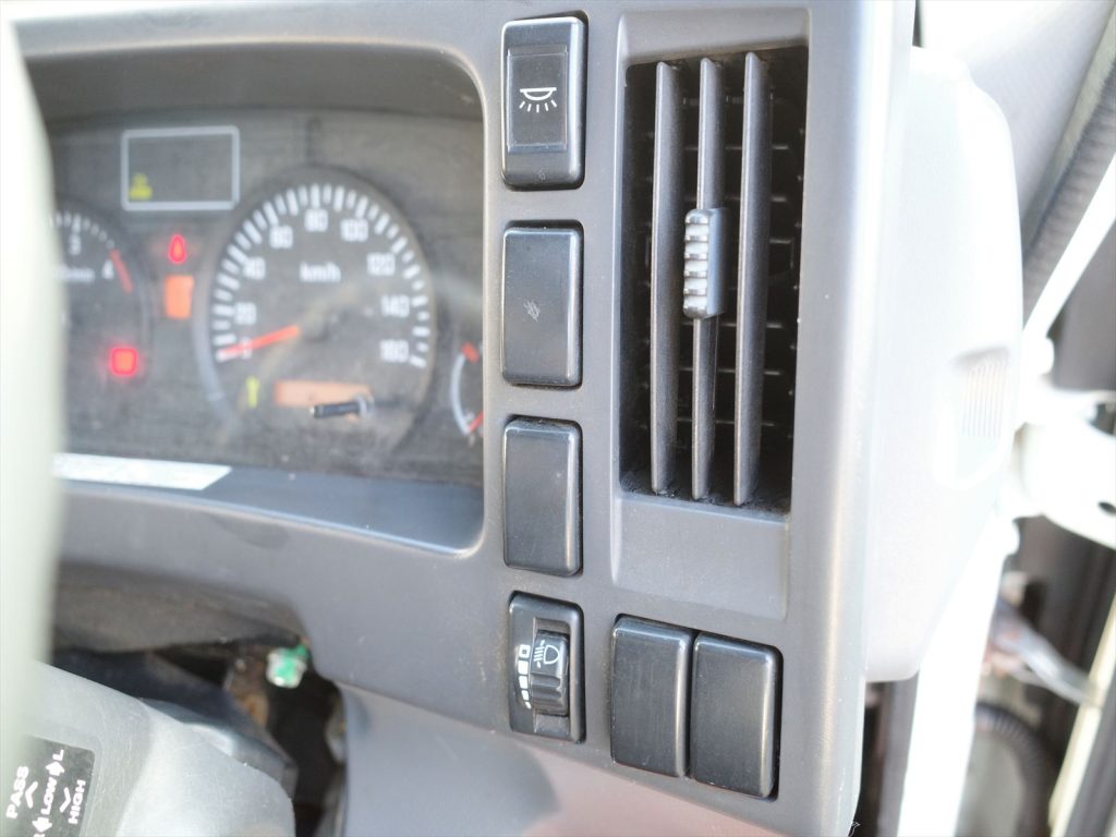 6速オートマ エアコン パワステ パワーウインドウ キーレス ABS エアバッグ バックカメラも装備されております!