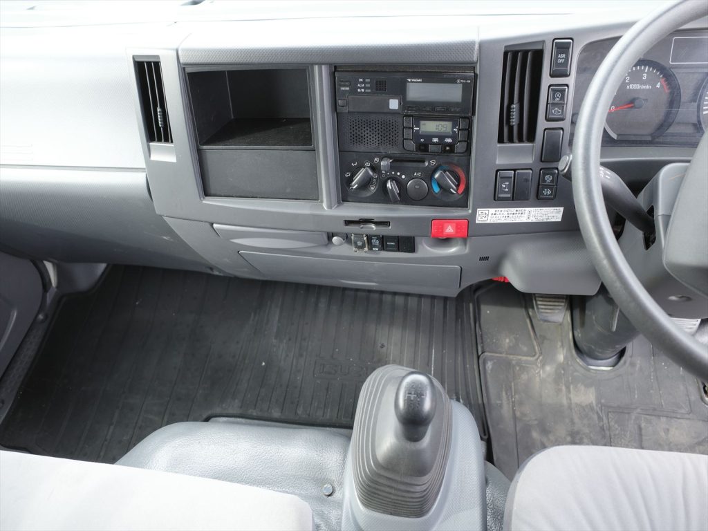 6速マニュアル3ペダル エアコン パワステ エアバッグ パワーステアリング 左側電動格納ミラー ABS 坂道発進補助装置 ASR アイドリングストップ 整備済み記録簿もございます!