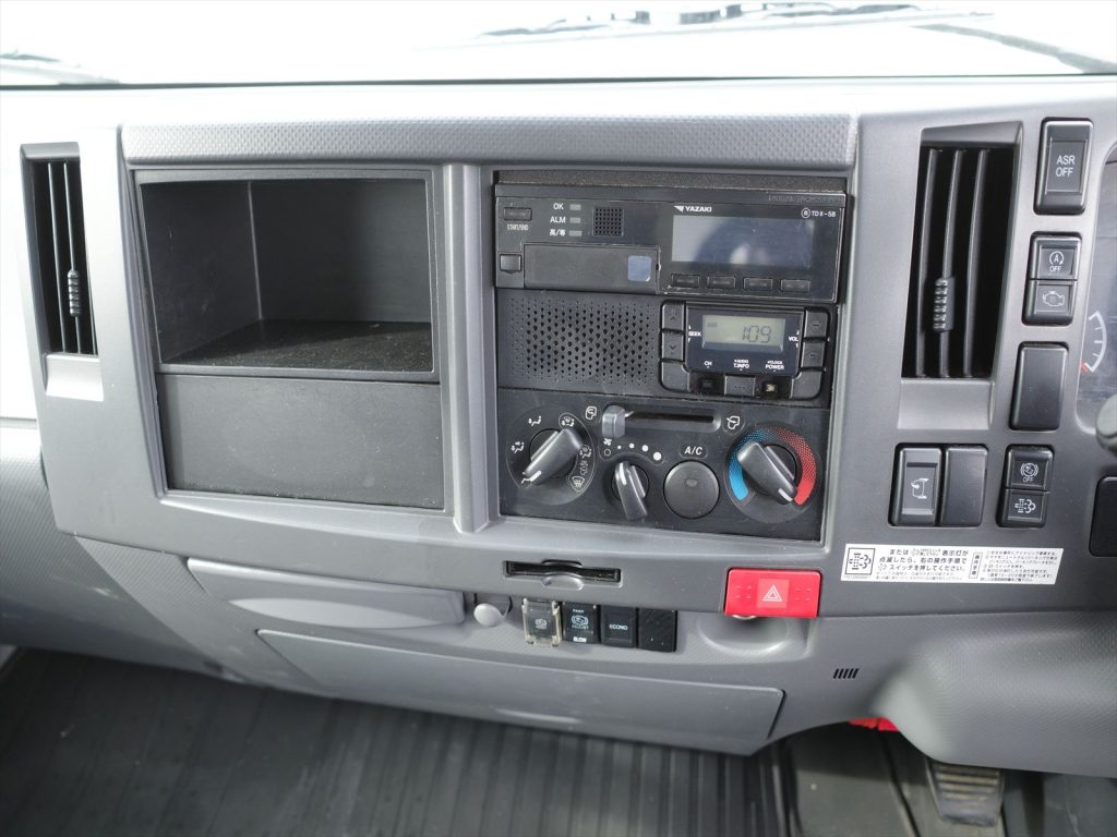 6速マニュアル3ペダル エアコン パワステ エアバッグ パワーステアリング 左側電動格納ミラー ABS 坂道発進補助装置 ASR アイドリングストップ 整備済み記録簿もございます!