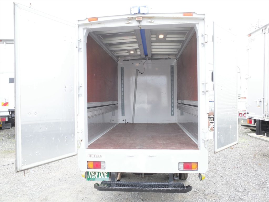 バンテック製 パネル電動ウイング 荷室内寸 長さ318cm 幅168cm 高さ162.8cm ウイングを開けた状態の内寸高さ 171cm 地上から床までの地上高79cm ラッシングレールあり