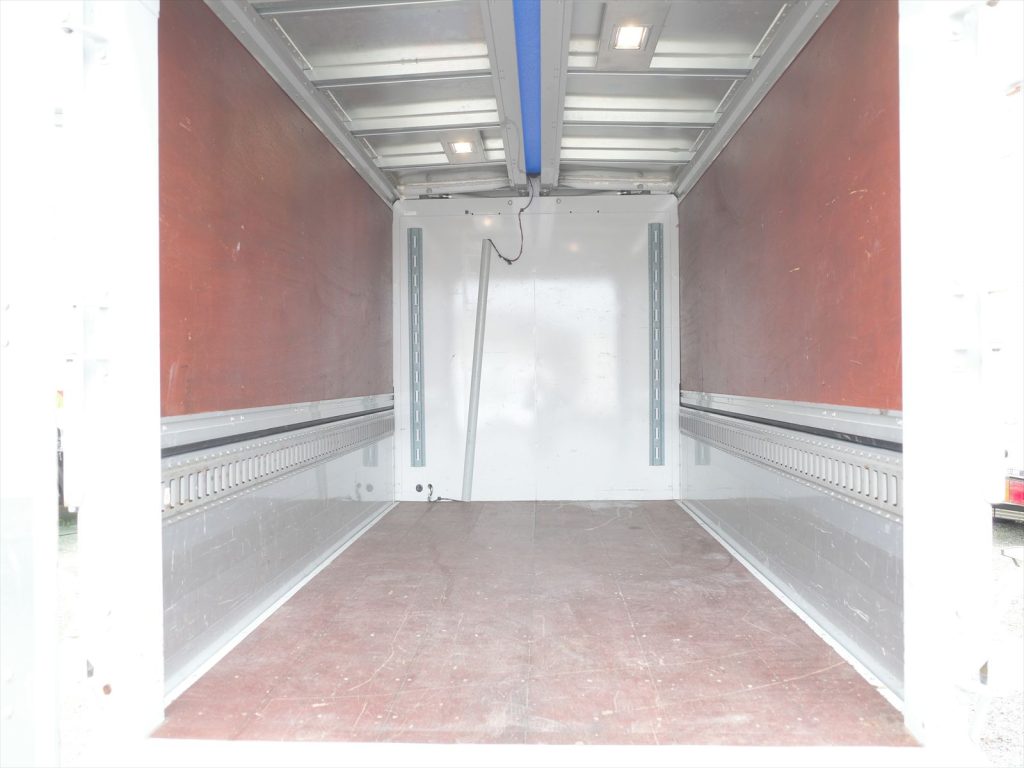 荷室内寸 長さ318cm 幅168cm 高さ162.8cm ウイングを開けた状態の内寸高さ 171cm 地上から床までの地上高79cm ラッシングレールあり