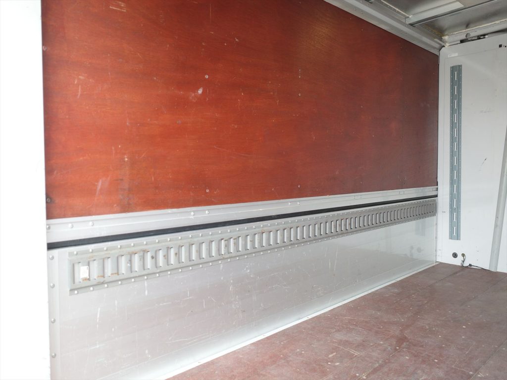 荷室内寸 長さ318cm 幅168cm 高さ162.8cm ウイングを開けた状態の内寸高さ 171cm 地上から床までの地上高79cm ラッシングレールあり