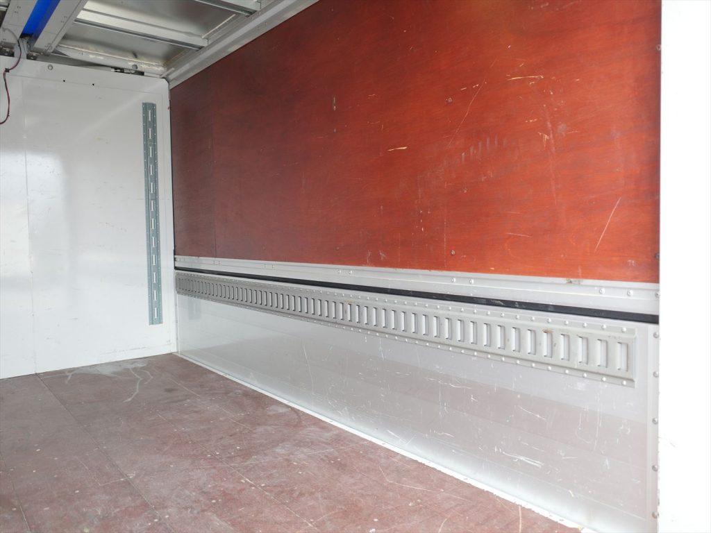 荷室内寸 長さ318cm 幅168cm 高さ162.8cm ウイングを開けた状態の内寸高さ 171cm 地上から床までの地上高79cm ラッシングレールあり