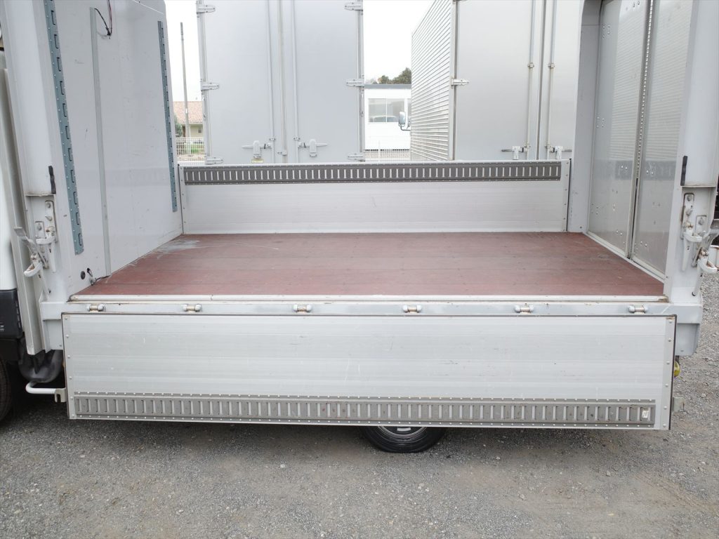 ウイングを開けた状態の内寸高さ 171cm なので身長170cmの方でしたらウイングを開けた状態で立てます!閉めている状態で高さ162.8cm