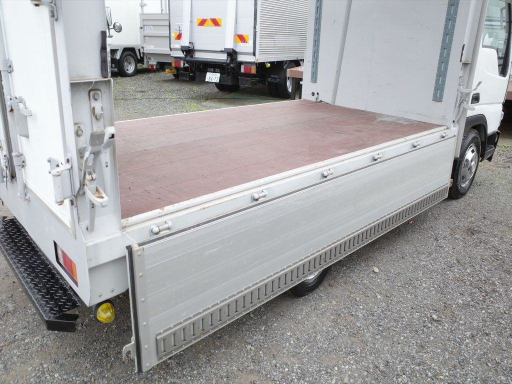 ウイングを開けた状態の内寸高さ 171cm なので身長170cmの方でしたらウイングを開けた状態で立てます!閉めている状態で高さ162.8cm