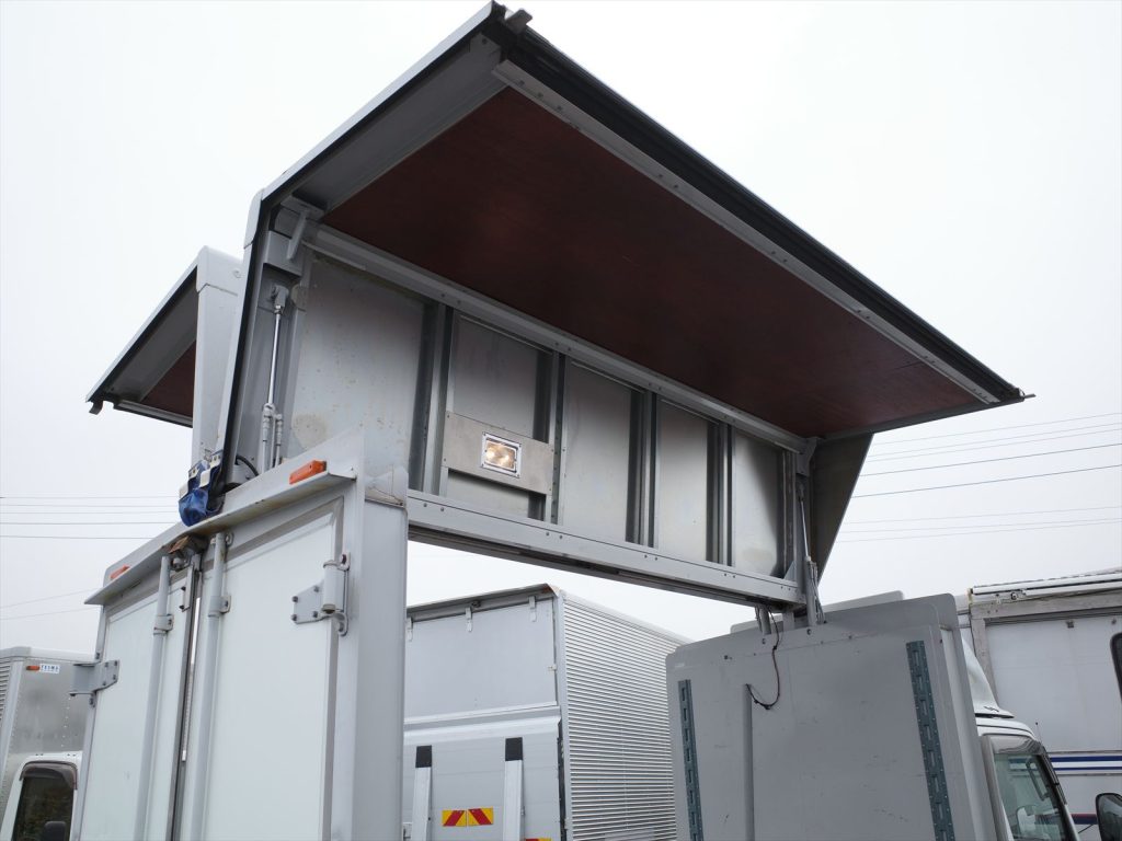 ウイングを開けた状態の内寸高さ 171cm なので身長170cmの方でしたらウイングを開けた状態で立てます!閉めている状態で高さ162.8cm