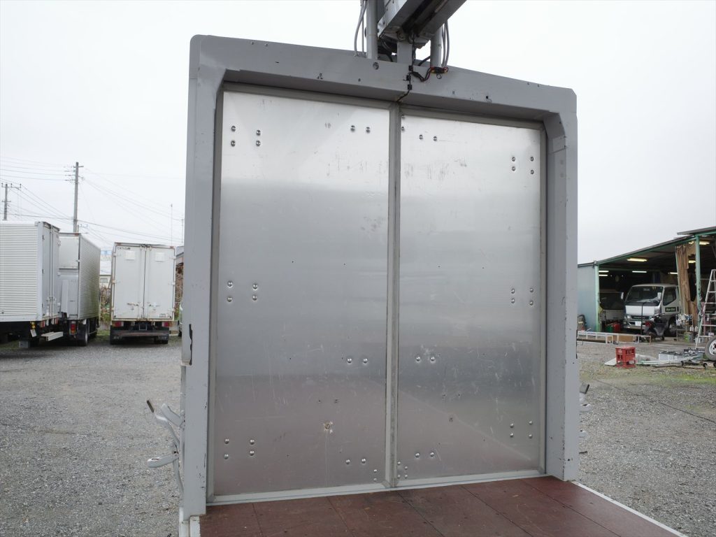 ウイングを開けた状態の内寸高さ 171cm なので身長170cmの方でしたらウイングを開けた状態で立てます!閉めている状態で高さ162.8cm