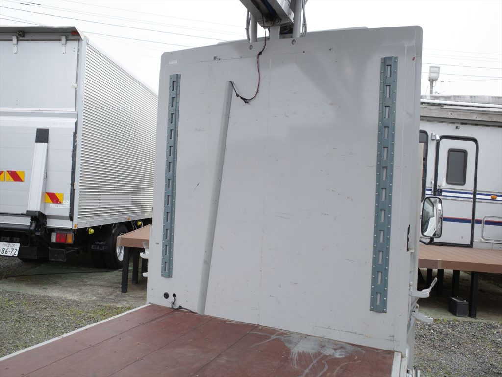 ウイングを開けた状態の内寸高さ 171cm なので身長170cmの方でしたらウイングを開けた状態で立てます!閉めている状態で高さ162.8cm