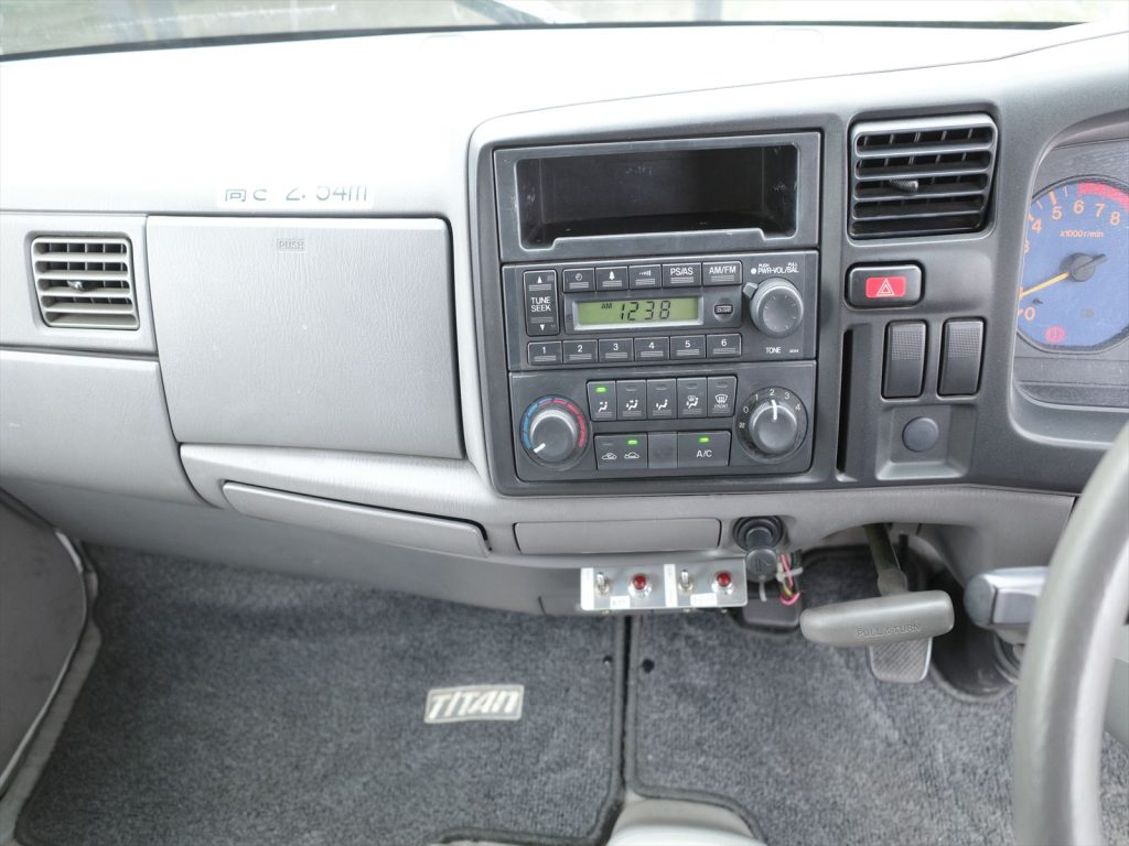 5速マニュアル エアコン パワステ パワーウインドウ エアバッグ 左側電動格納ミラー ETCも装備されております!