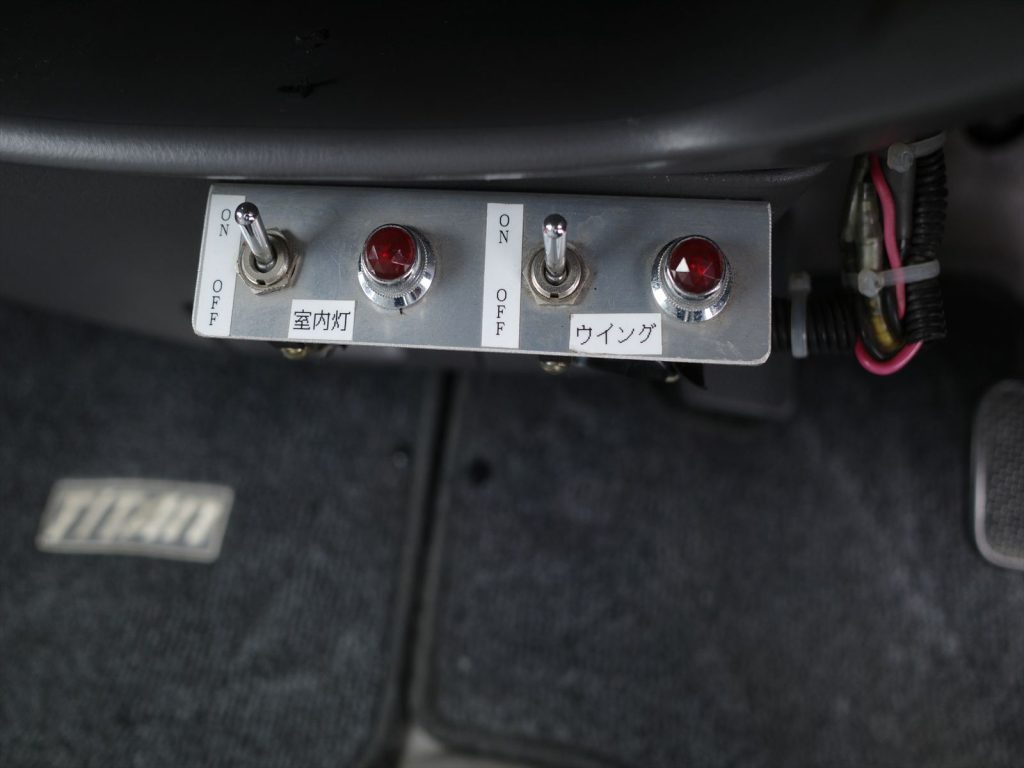 ウイング、庫内灯スイッチ