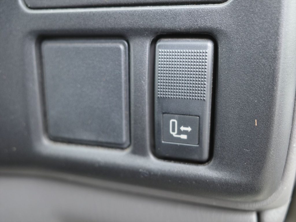 左側電動格納ミラーも装備されております!