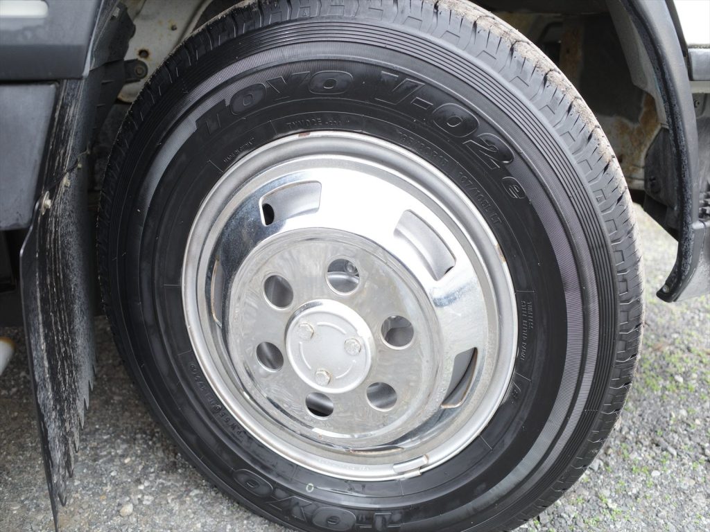 タイヤサイズはフロント195/80R16 溝残量8mm リヤ155R12 6mm 状態良好です!