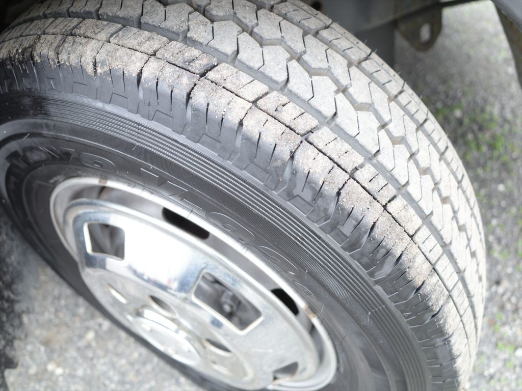 タイヤサイズはフロント195/80R16 溝残量8mm リヤ155R12 6mm 状態良好です!